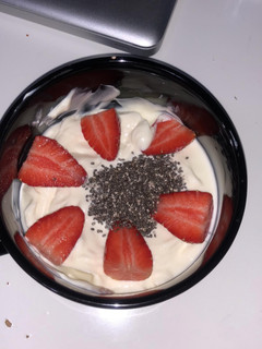 Hình của món Overnight oat mix dâu tây #helathylife #eatclean.