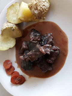 Una foto de Estofado de jarrete de ternera gallega al vino de mencia