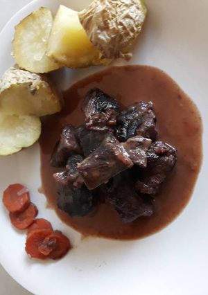 Una foto de Estofado de jarrete de ternera gallega al vino de mencia