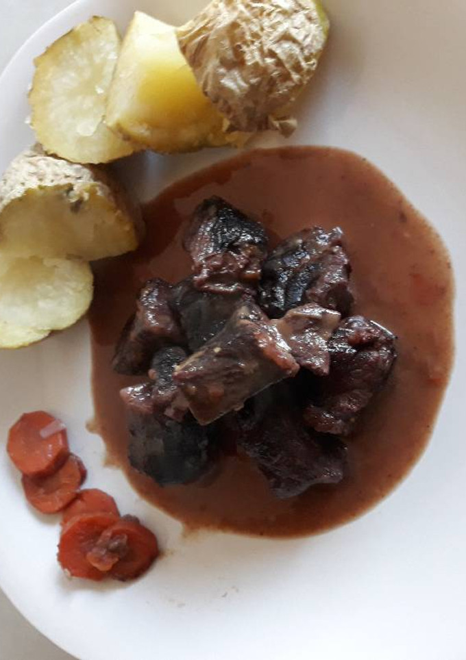 Una foto de Estofado de jarrete de ternera gallega al vino de mencia