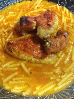 Una foto de Fideos caldosos con pollo