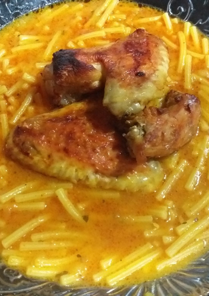 Una foto de Fideos caldosos con pollo
