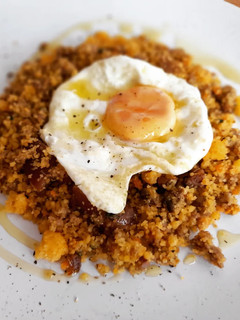 Una foto de Couscous de maíz con calabaza, níscalos y carne picada al comino
