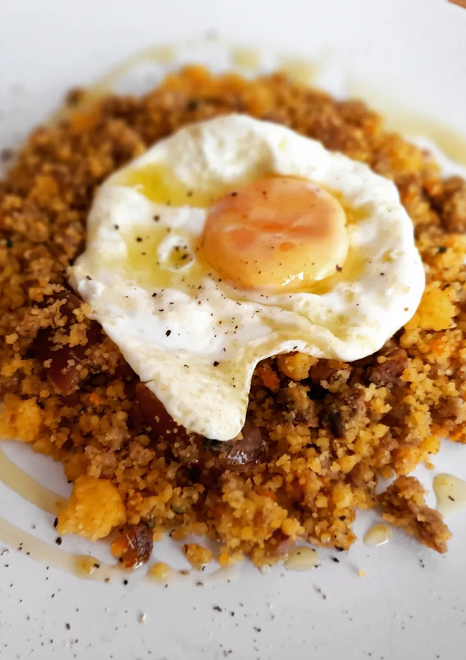 Una foto de Couscous de maíz con calabaza, níscalos y carne picada al comino