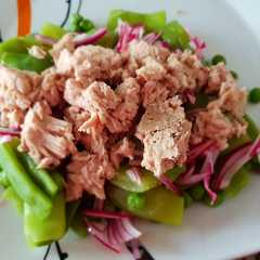 Una foto de Ensalada de judía, guisantes y atún