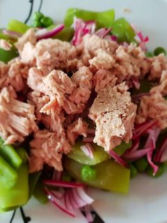 Una foto de Ensalada de judía, guisantes y atún