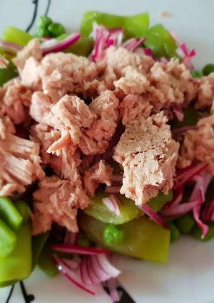 Una foto de Ensalada de judía, guisantes y atún