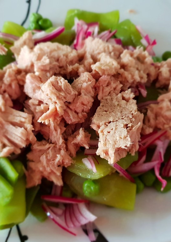Una foto de Ensalada de judía, guisantes y atún