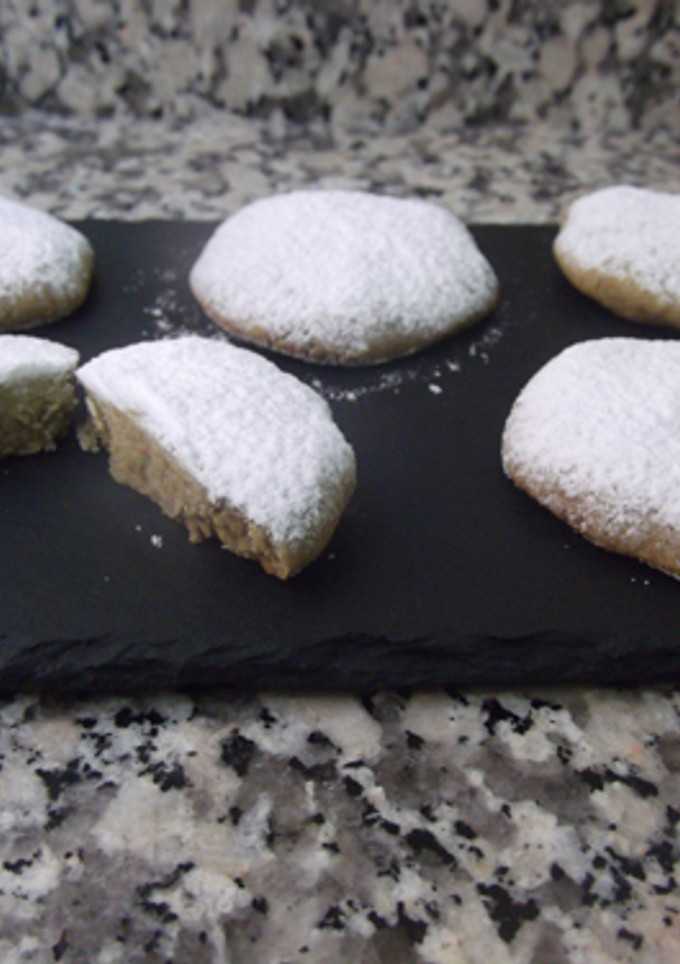 Una foto de Polvorones de té matcha