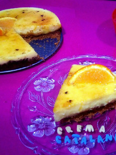 Una foto de Tarta fría de crema catalana y naranja