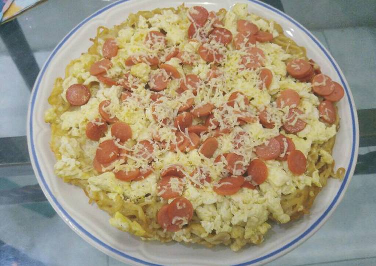 Resep Home made pizza mie topping tahu telor + sosis, Enak