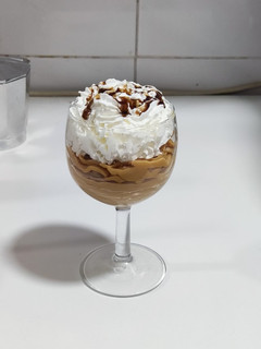 Una foto de Postre de manjar Chandelle Simi
