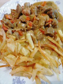 Una foto de Salteado de carne de cerdo con patatas fritas
