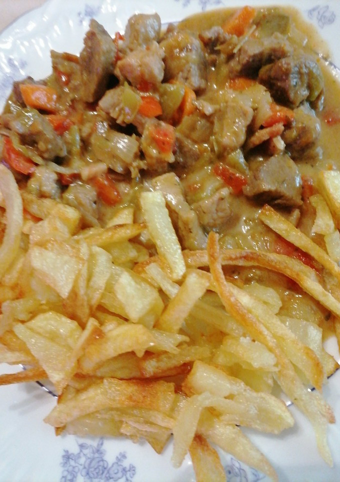 Una foto de Salteado de carne de cerdo con patatas fritas