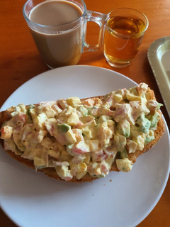 Una foto de Tostada con ensaladilla de aguacate