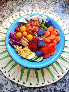 Una foto de Poke bowl 🌈 delicioso y nutritivo 🥣
