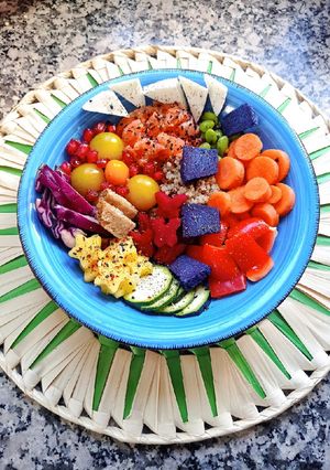 Una foto de Poke bowl 🌈 delicioso y nutritivo 🥣