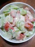 Salad tomat dengan yogurt mayones dressing