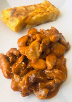 Una foto de Pollo con almendras