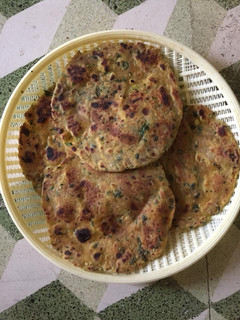 મેથી ની ભાજી ના થેપલા રેસીપી મુખ્ય ફોટો