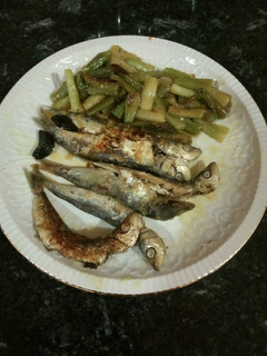 Una foto de Sardinas fritas en salazón y ajos tiernos