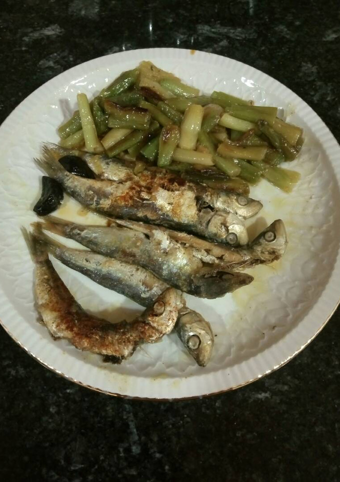 Una foto de Sardinas fritas en salazón y ajos tiernos