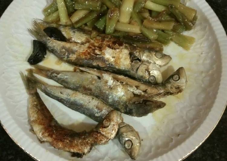 Sardinas fritas en salazón y ajos tiernos
