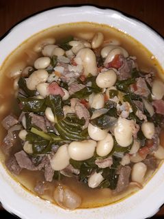 Una foto de Alubias con carne y acelgas