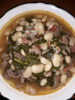 Una foto de Alubias con carne y acelgas