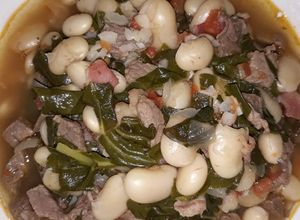 Una foto de Alubias con carne y acelgas