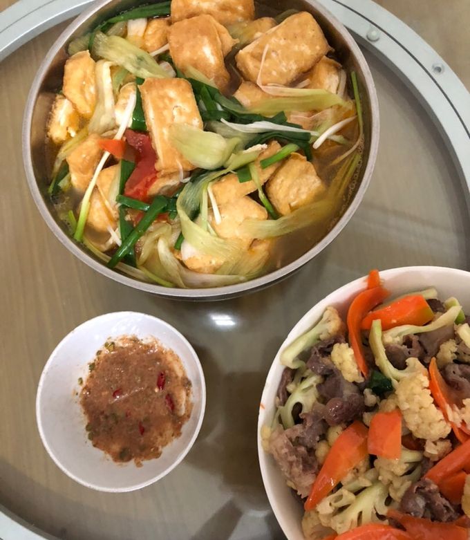 ăn mỳ tôm sống chấm tương ớt