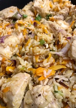 Una foto de Pollito con arroz integral, zanahoria, verdeo y semillas de girasol junto a @cocinacaseraya