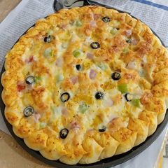 A picture of Petal Shape Cheesy Pizza 🍕🍕.