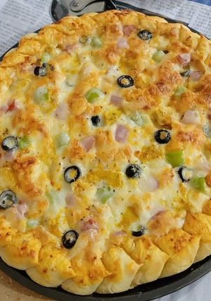 A picture of Petal Shape Cheesy Pizza 🍕🍕.