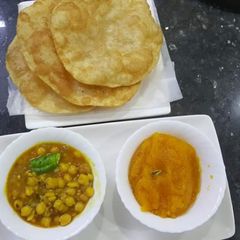 A picture of Halwa Puri with Cholay ki Tarkari for Two.