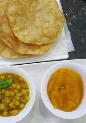 A picture of Halwa Puri with Cholay ki Tarkari for Two.