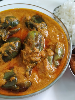 எண்ணெய் கத்தரிக்காய் குழம்பு (ennai kathrikai kulambu recipe in Tamil) செய்முறை முக்கிய புகைப்படம்