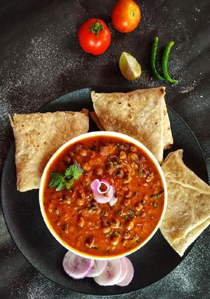 A picture of Kala Chana Curry.