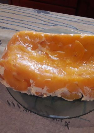 Una foto de Postre de crema de leche y duraznos