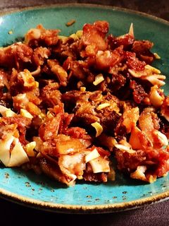 Una foto de Oreja a la plancha con ajo crujiente y un toque picante 🌶