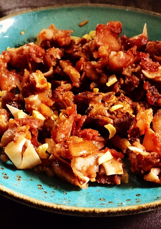 Una foto de Oreja a la plancha con ajo crujiente y un toque picante 🌶