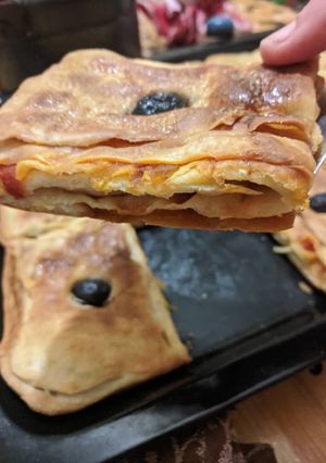 Une photo de Pizza feuilletée aux oignons 🧅 et à la tomate 🍅