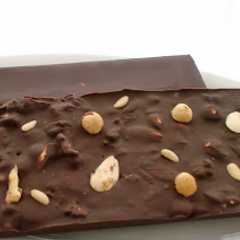 Una foto de Turrón de chocolate y frutos secos