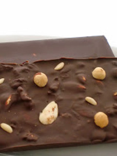 Una foto de Turrón de chocolate y frutos secos