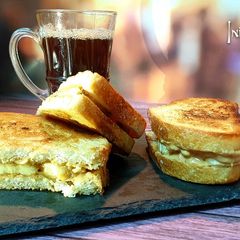 A picture of Banana peanut butter sandwich.