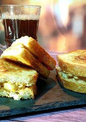 A picture of Banana peanut butter sandwich.