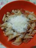 Fideos con salsa rápida de tomates, champi y cebolla de verdeo