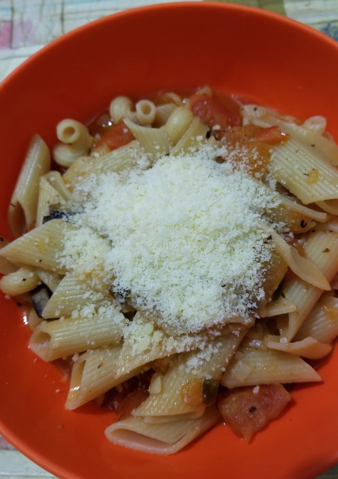 Una foto de Fideos con salsa rápida de tomates, champi y cebolla de verdeo