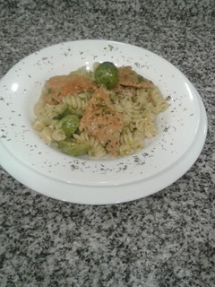Una foto de Fusilli a la crema con cerdo y repollitos de bruselas!