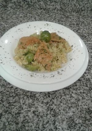 Una foto de Fusilli a la crema con cerdo y repollitos de bruselas!